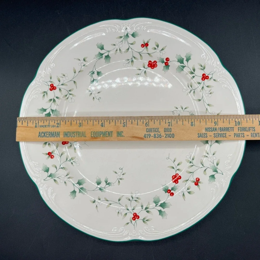 Pfaltzgraff Christmas Winterberry Dinner Plates Set of 4 Holly Berry USA 10.25
